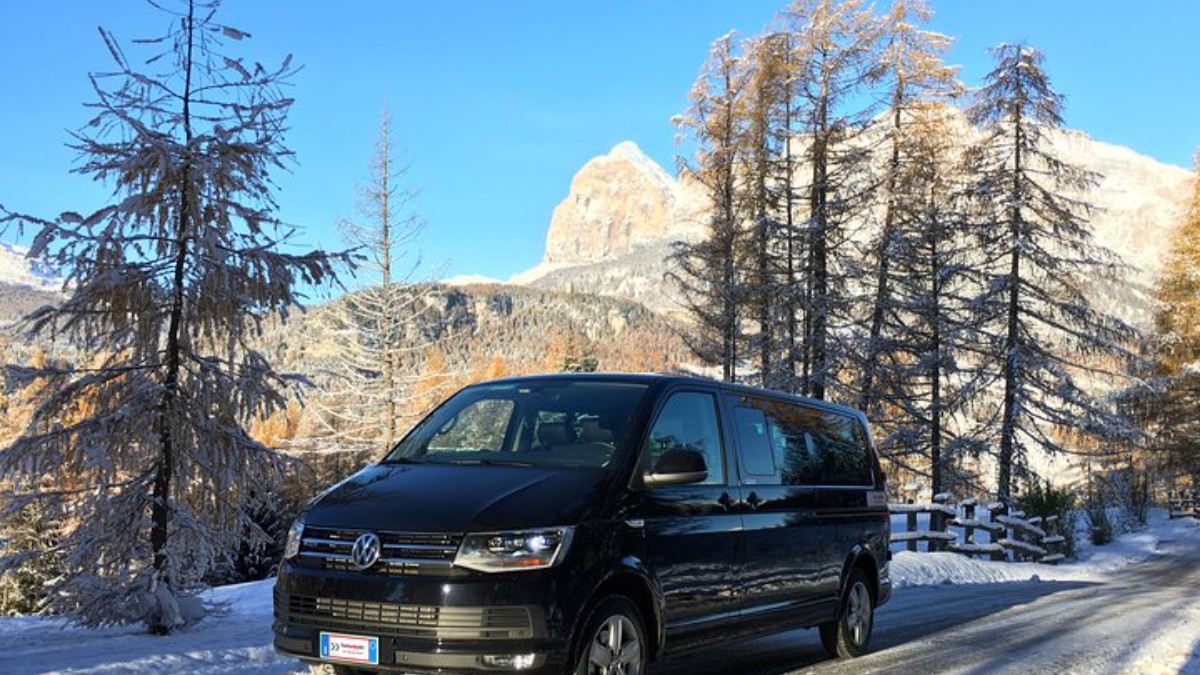 Serviço profissional de táxi e transporte privado nas Dolomitas