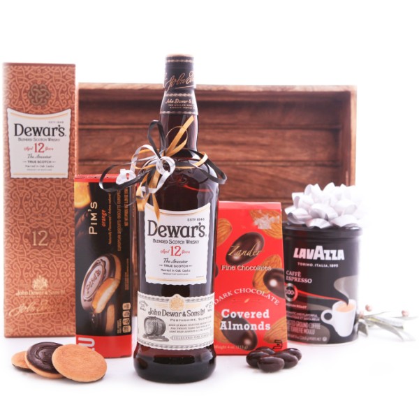Cesta de doces com uísque Dewar's e café