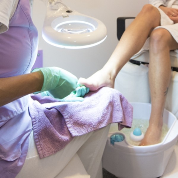 Pedicure estética/curativa com cuidado completo para unhas e pés